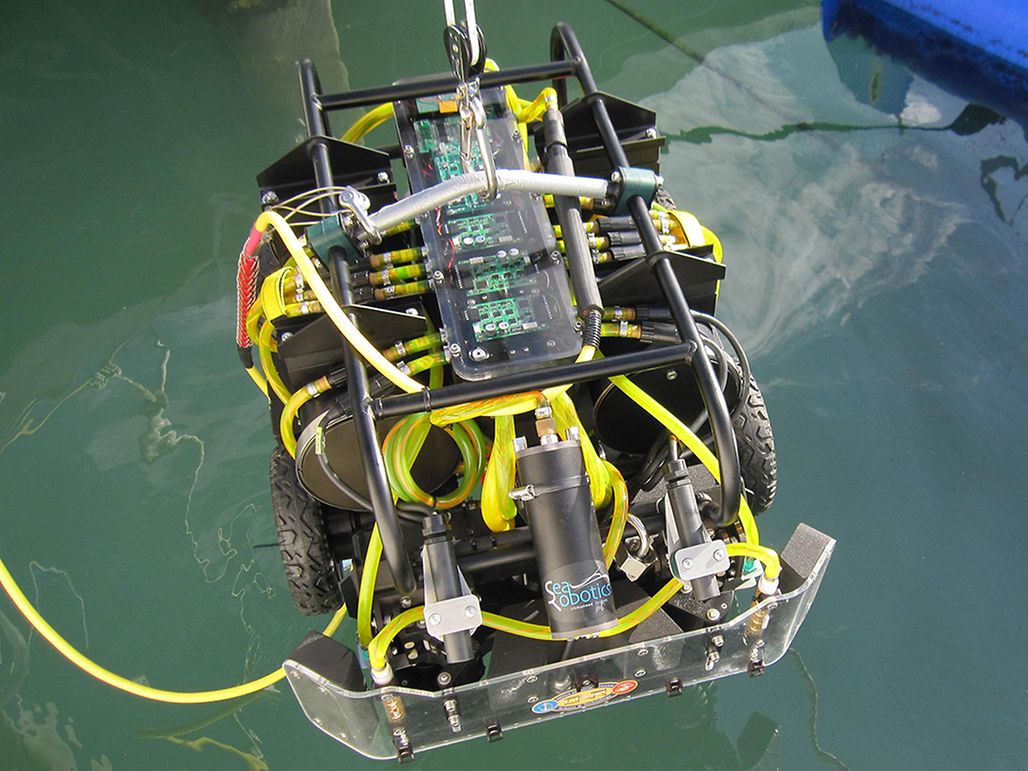 SeaRobotics-Delivers-HullBUG
