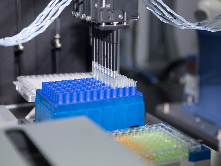 Multi-channel liquid handling head