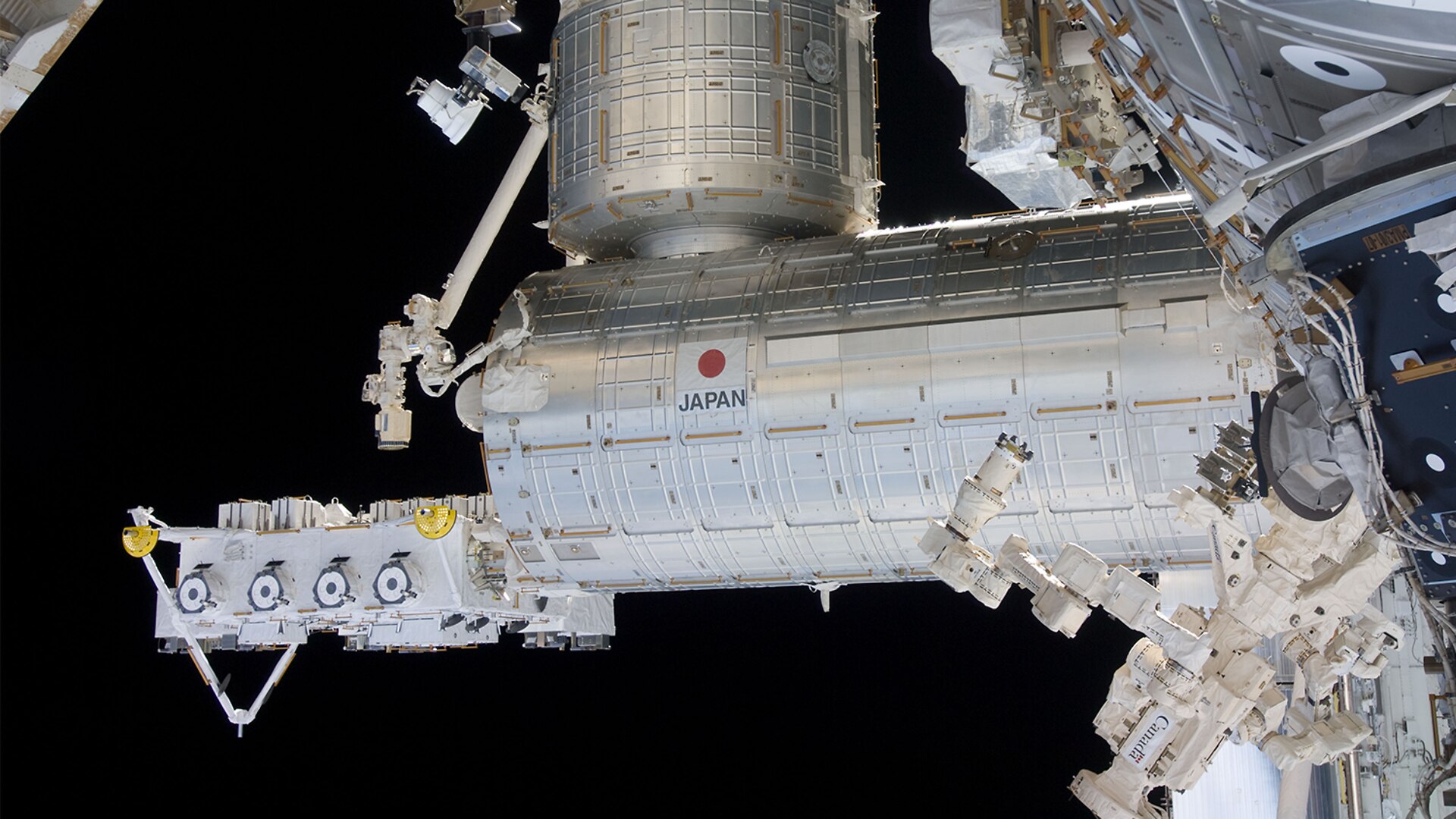 Aerospace: maxon in orbit 400 km above the Earth. | maxon group